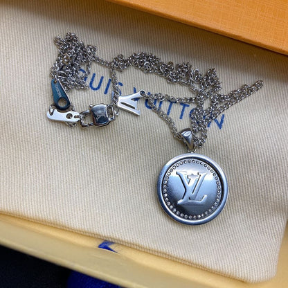 18K Louis Catch Pendant Necklace