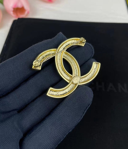 18K CC 24S Brooch