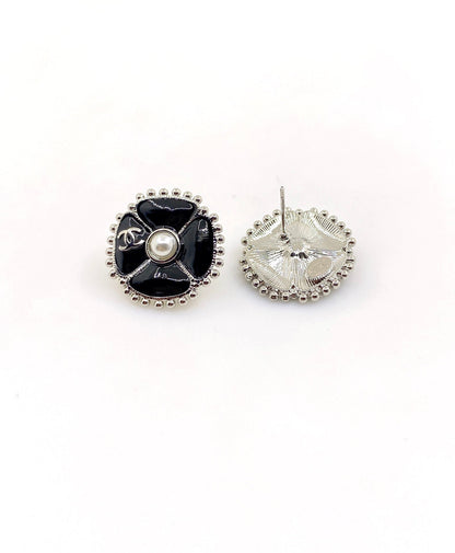 18k CC Black Pearl Clover Earrings