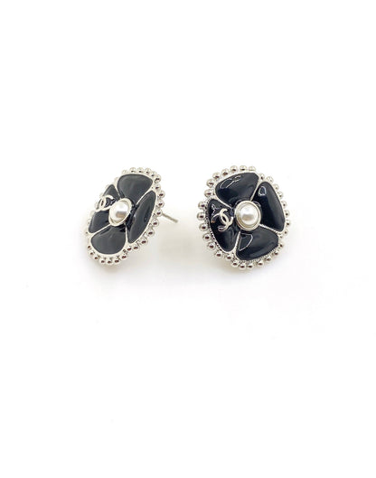 18k CC Black Pearl Clover Earrings