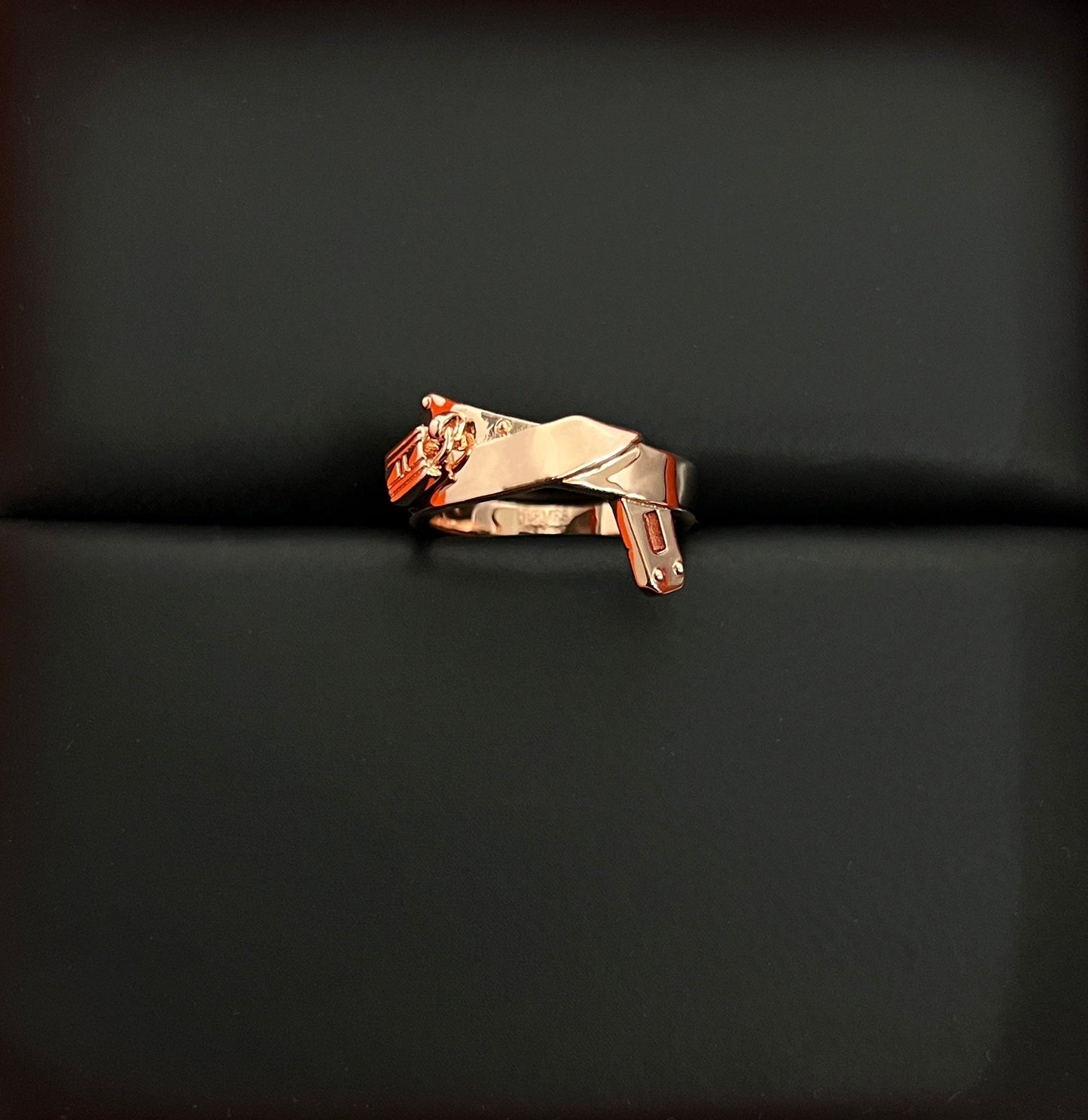 18K Kelly Gavroche H Ring