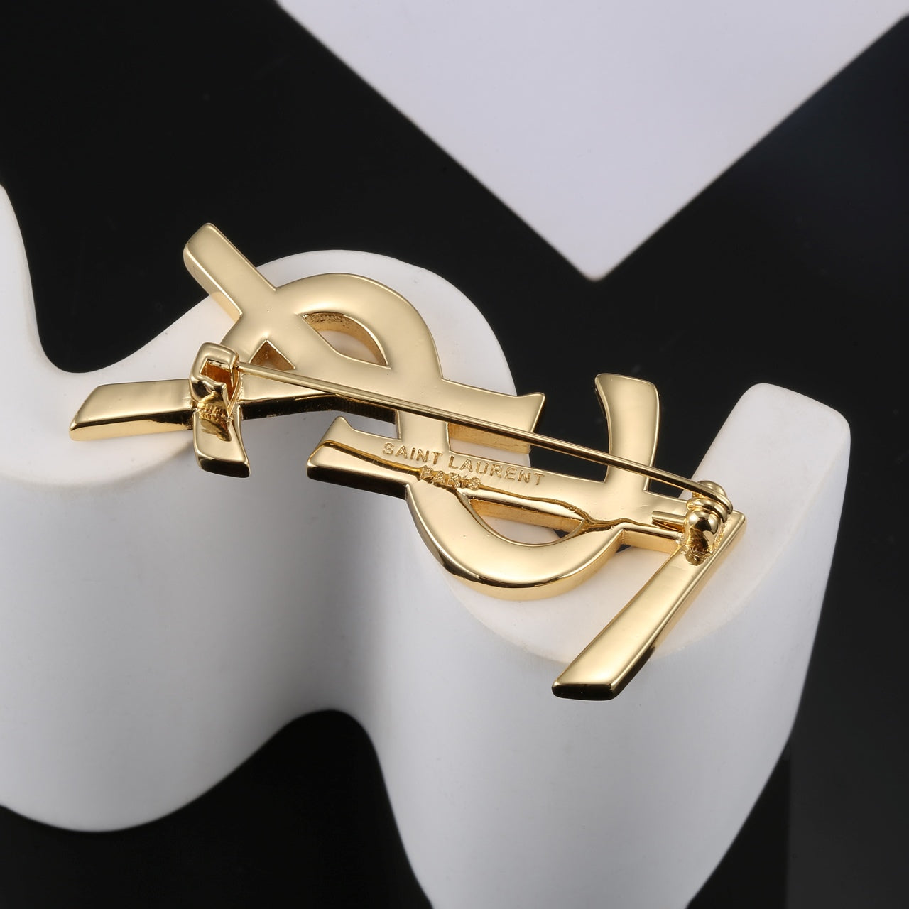 18K Saint Classic Brooch